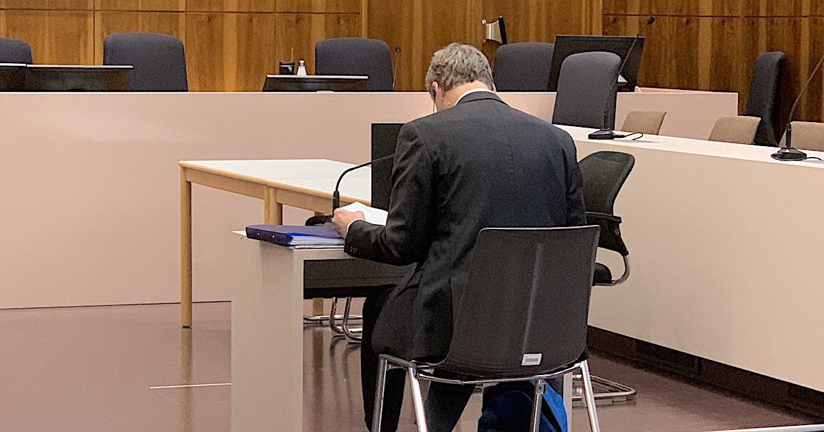 Der Angeklagte Martin Pfeiffer, Ex-Schritleiter der "Aula", vor Prozessbegin (© SdR)