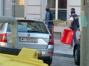 Die Durchsuchungstruppe rückt an (@ Stoppt die Rechten)