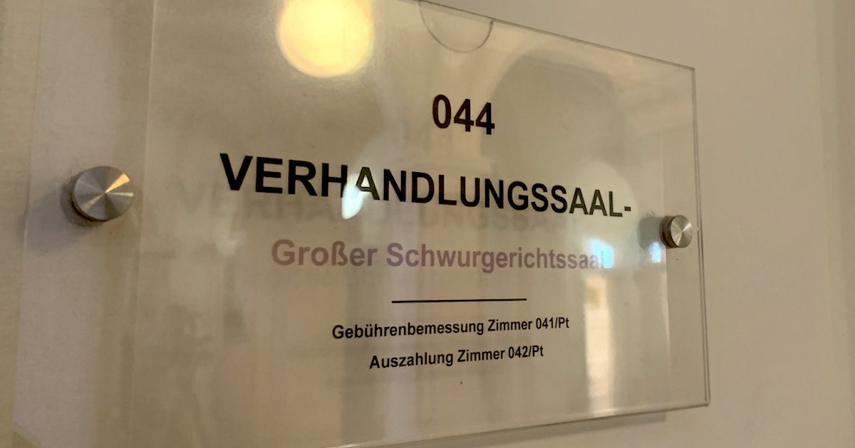 Schild Schwurgerichtssaal Landesgericht Graz (© SdR)