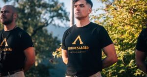 Martin Sellner von der „Identitären Bewegung Österreich“ als Teilnehmer des Sommerlagers 2025. Auf dem T-Shirt das deutschnationale Motto der Veranstaltung in den österreichischen Alpen: „Neues Deutschland“. Bildquelle: Telegram-Kanal von Martin Sellner