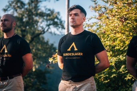 Martin Sellner von der „Identitären Bewegung Österreich“ als Teilnehmer des Sommerlagers 2025. Auf dem T-Shirt das deutschnationale Motto der Veranstaltung in den österreichischen Alpen: „Neues Deutschland“. Bildquelle: Telegram-Kanal von Martin Sellner