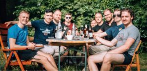 Links von vorne nach hinten: Tobias Lingg, Martin Sellner, David Ratajczak, Christoph Albert Rechts von vorne nach hinten: Manuel Corchia, Thomas D., Vincenzo Richter, Sebastian Nielsen, vmtl. Marius Keipp (Screenshot X, 11.7.24)