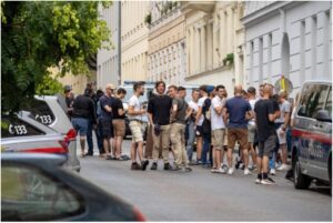 Links: Der mutmaßliche Rechtsterrorist Thomas D. gemeinsam mit Gernot Schmidt beim Aufmarsch der „Identitären“ in der Wiener Innenstadt. (Bildquelle: Screenshot YouTube ) Oben: Thomas D. vor dem Keller der Identitären in Wien-Margareten