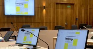 Der Aula-Prozess am 24.11.25: Duswalds Landplage-Diffamierung vor Gericht (© SdR)
