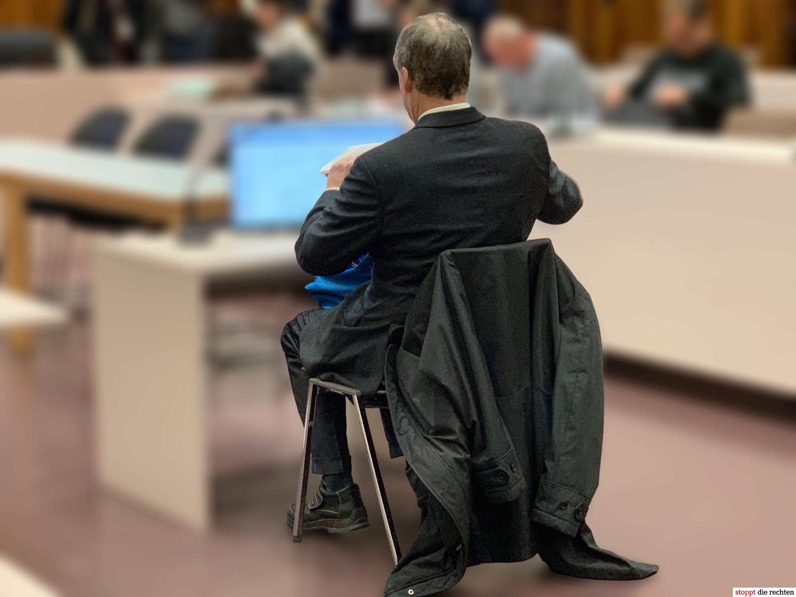Aula-Prozess Graz 24.11.25: der Angeklagte Martin Pfeiffer vor Verhandlungsbeginn (© SdR)