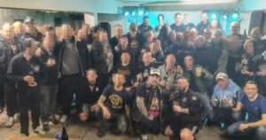 Gruppenfoto mit Neonazis beim Konzert Pitbullfarm (Leoben 25.1.25)