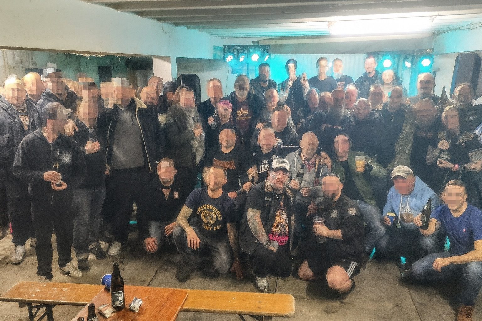 Gruppenfoto mit Neonazis beim Konzert Pitbullfarm (Leoben 25.1.25)