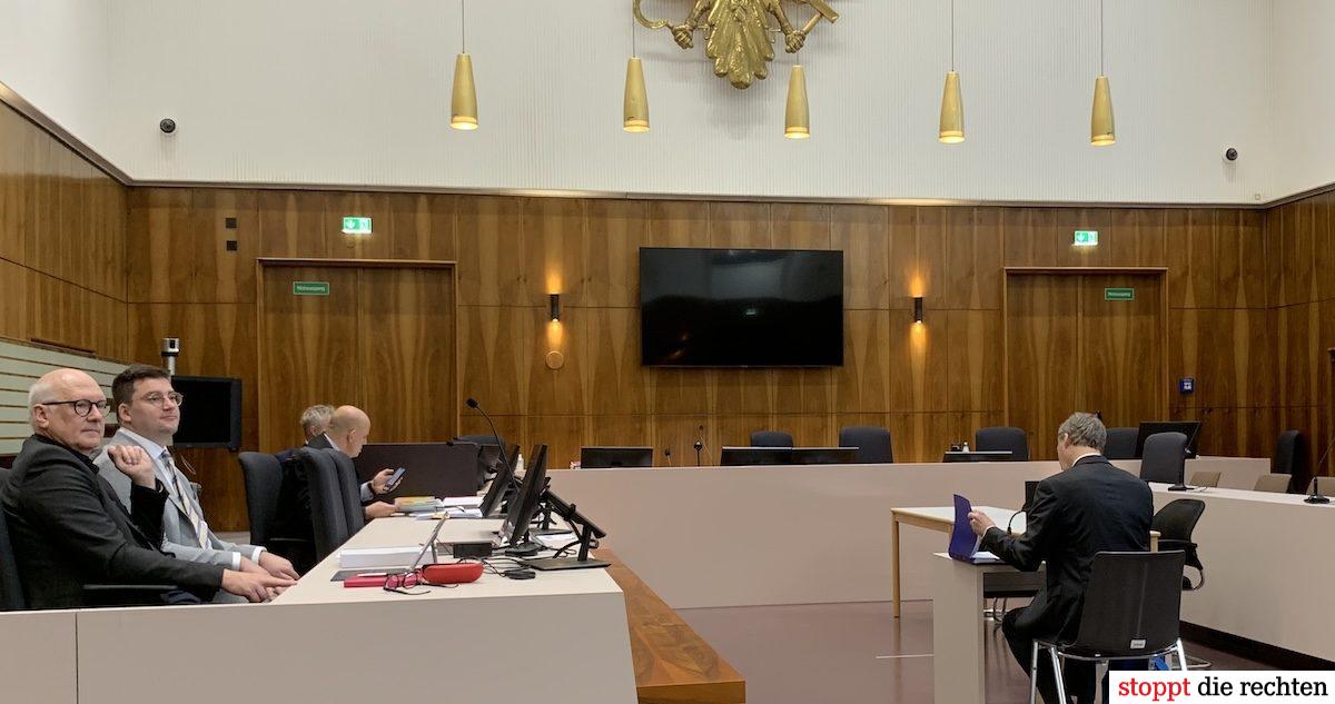 Im Grazer Schwurgerichtssaal: Die beiden Gutachter (Vordergrund), dahinter Verteidiger und Staatsanwalt; Martin Pfeiffer (rechts) vor Prozessstart (© SdR)