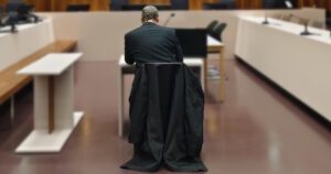 Der Angeklagte Martin Pfeiffer am 3.12.25 kurz vor Beginn der Urteilsverkündung im Aula-Prozess (Foto: Tristan Ammerer)