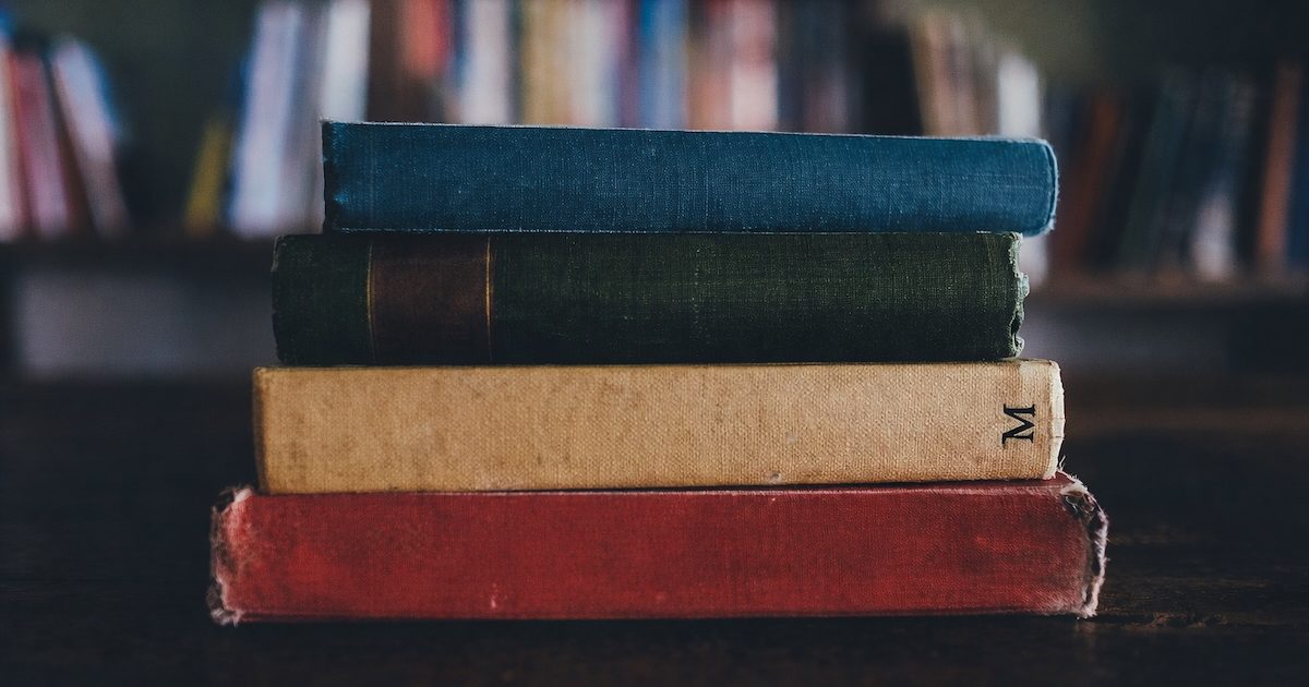 Antiquarische Bücher (Symbolfoto; pixabay AnnieSpratt – Nachbearbeitung SdR)
