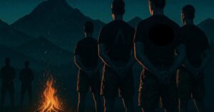 IB-Lager: Strammstehen, Feuer, Bergkulisse (KI-generiert)