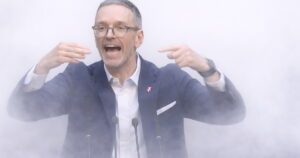Herbert Kickl im Nebel (Nationalrat 17.4.24; Montage SdR)