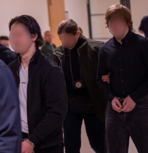 Selbsernannte "Pedo-Hunter": Täter im Alter von 14 bis 19 werden in den Gerichtssaal geführt, 8 Burschen, eine 15-Jährige (© Samuel Winter)
