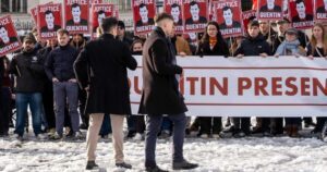 Inszenierte Mahnwache am 21.2.26 vor der französischen Botschaft: Christoph Albert und Martin Sellner als Redner (Foto: Presseservice Wien)