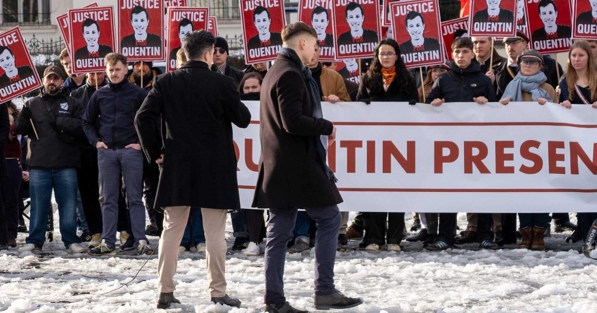 Inszenierte Mahnwache am 21.2.26 vor der französischen Botschaft: Christoph Albert und Martin Sellner als Redner (Foto: Presseservice Wien)