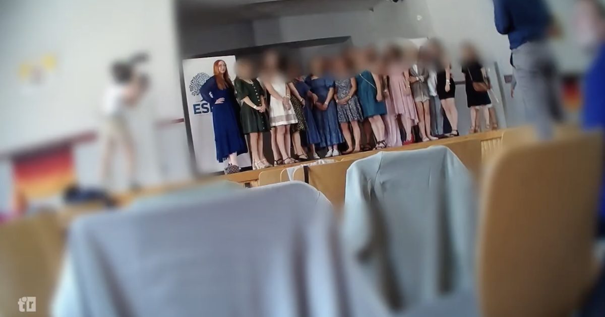 Rechtsextremer ESN-Frauenkongress (Screenshot Doku "Undercover unter rechtsextremen Frauen")