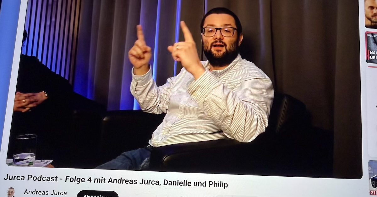 Andreas Jurca im Video-Podcast zu und mit seinem wegen Vergewaltigung verurteilten Mitarbeiter (Screenshot YT 2.4.26)
