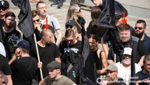 K. (links) und rechts der Admin der TG-Gruppe "Pedohunters Austria" (IB-Sommerdemo 2023; Foto: Presseservice Wien)