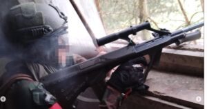 K. bei Teilnahme am Airsoft-Event in Deutschland mit Aufschrift "ask me about Jörg Haider" am Gewehrschaft (Screenshot Insta 2025)