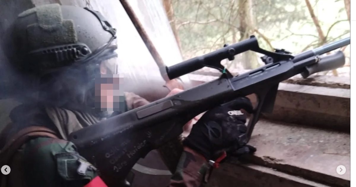 K. bei Teilnahme am Airsoft-Event in Deutschland mit Aufschrift "ask me about Jörg Haider" am Gewehrschaft (Screenshot Insta 2025)