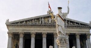 Wird das Parlament mit den Bundesbrüdern Walter Rosenkranz und Roland Weinert zur deutschnationalen Liberten-Dependance? (Originalbild: Commons Wikimedia Tsui; Burschenschafterband und -kappe KI-generiert)