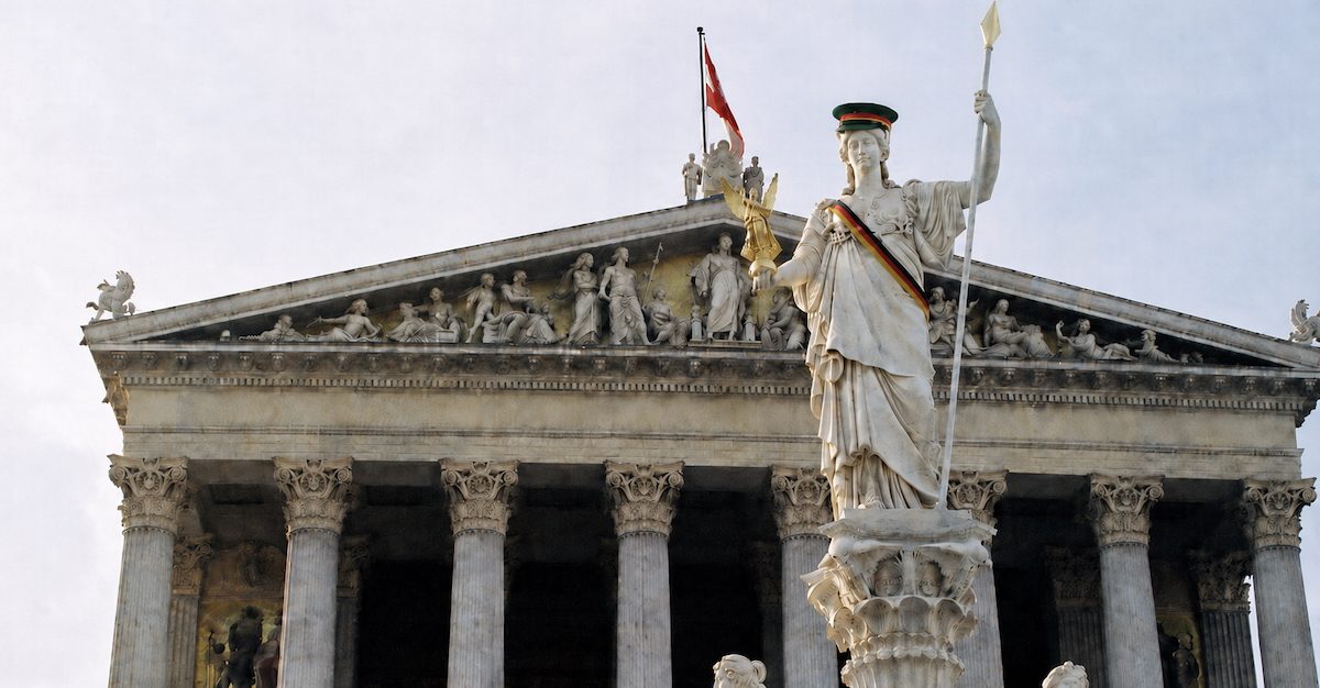 Wird das Parlament mit den Bundesbrüdern Walter Rosenkranz und Roland Weinert zur deutschnationalen Liberten-Dependance? (Originalbild: Commons Wikimedia Tsui; Burschenschafterband und -kappe KI-generiert)