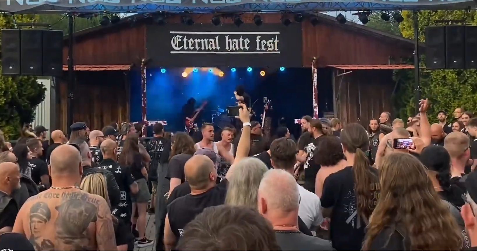 „Meine Ehre heisst Treue“: Neonazi-Tattoo am Eternal Hate-Festival 2024 (Screenshot YT)