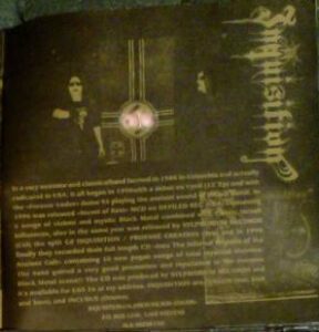 Inquisition-Bandfoto vor der Hakenkreuzflagge