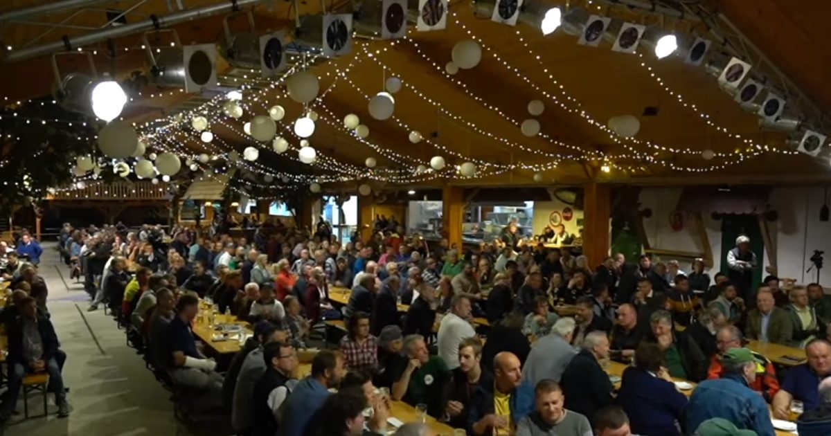 Hunderte Bauern folgten dem Ruf der extrem Rechten in die Schachnerhalle. (Screenshot RTV)
