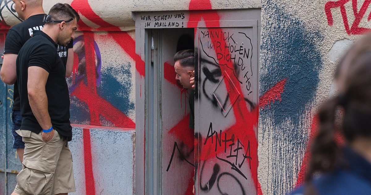 Eingang zum Identitären-Keller in der Ramperstorffergasse am Vorabend zur Sommerdemo am 25.7.25 – hier mit Gernot Schmidt hinter der Türe (Foto: Theo Winkler)