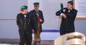 Leder-Burschenschafter auf dem Weg in den "Live Congress Leoben" (20.6.26; Foto: Theo Winkler)