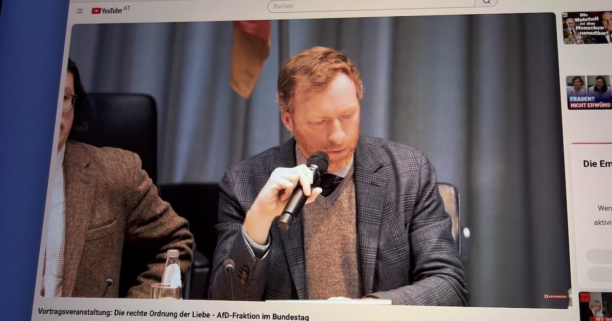 Christian Machek bei der AfD-Veranstaltung "Die rechte Ordnung der Liebe". Links neben ihm David Engels (YouTube AfD 21.5.26)