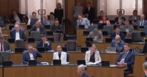 Die FPÖ-Fraktion während der Rede von Lukas Hammer (Screenshot Video @Parlamentsdirektion 6.7.26)