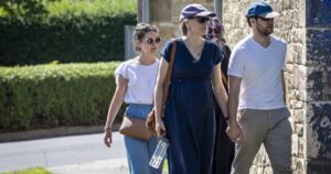 Schnellroda 11,.7.26: Fabian Walch mit Ehefrau, links dahinter Melanie Mair (Foto: recherche-nord)