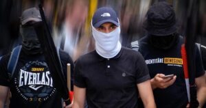 Der Identitäre Gernot S. bei der Demo gegen das Symbole Gesetz am 31.7.21 (© Samuel Winter)