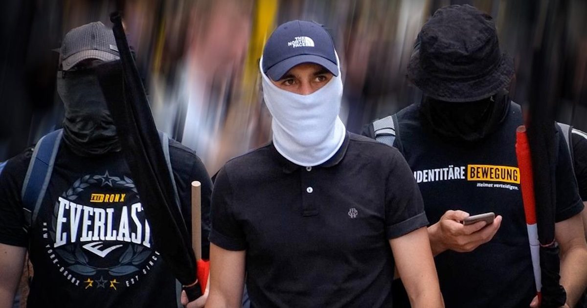 Der Identitäre Gernot S. bei der Demo gegen das Symbole Gesetz am 31.7.21 (© Samuel Winter)