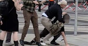 Gewaltvorfall in Wien vor dem Parlament am 13. September 25: Der Identitäre Yannick W. attackiert einen Pasanten (@SdR)