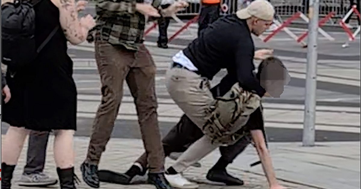 Gewaltvorfall in Wien vor dem Parlament am 13. September 25: Der Identitäre Yannick W. attackiert einen Pasanten (@SdR)