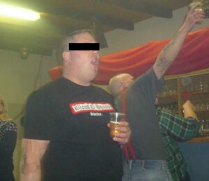Rene T., damals noch als Rene Ostmark, im Blood & Honour-Shirt