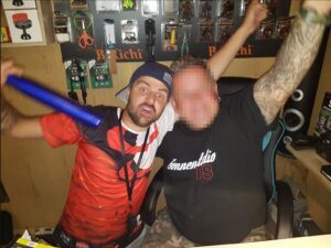 Marco Wagner mit Freund und "Sonnenstudio 88"-T-Shirt (Screenshot FB 21.5.18)