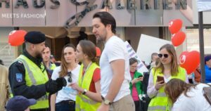 Fabian Walch mit Ehefrau (links neben Walch), die als Pressesprecherin der Anti-Abtreibungsinitiative "Jugend für das Leben" fungiert, am 7.3.26 in Innsbruck (Foto: Presseservice Wien)