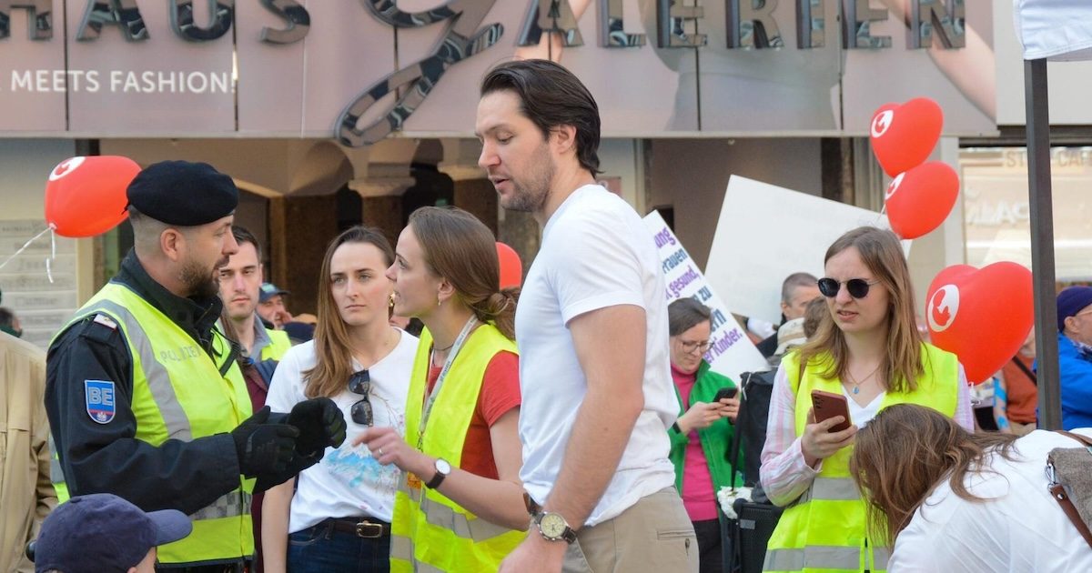 Fabian Walch mit Ehefrau (links neben Walch), die als Pressesprecherin der Anti-Abtreibungsinitiative "Jugend für das Leben" fungiert, am 7.3.26 in Innsbruck (Foto: Presseservice Wien)