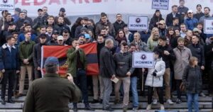 Erster öffentlicher Auftritt der "Aktion 451" an der Unirampe mit Götz Kubitschek – mit dabei u.a.: Moritz Greiner, Silvio Hemmelmayr, Andreas Hinteregger, Gerwin Kowarik, Matthias Ohm, Gernot Schmidt, Martin Sellner, Jan Staudigl (Foto: Samuel Winter, 17.11.23)