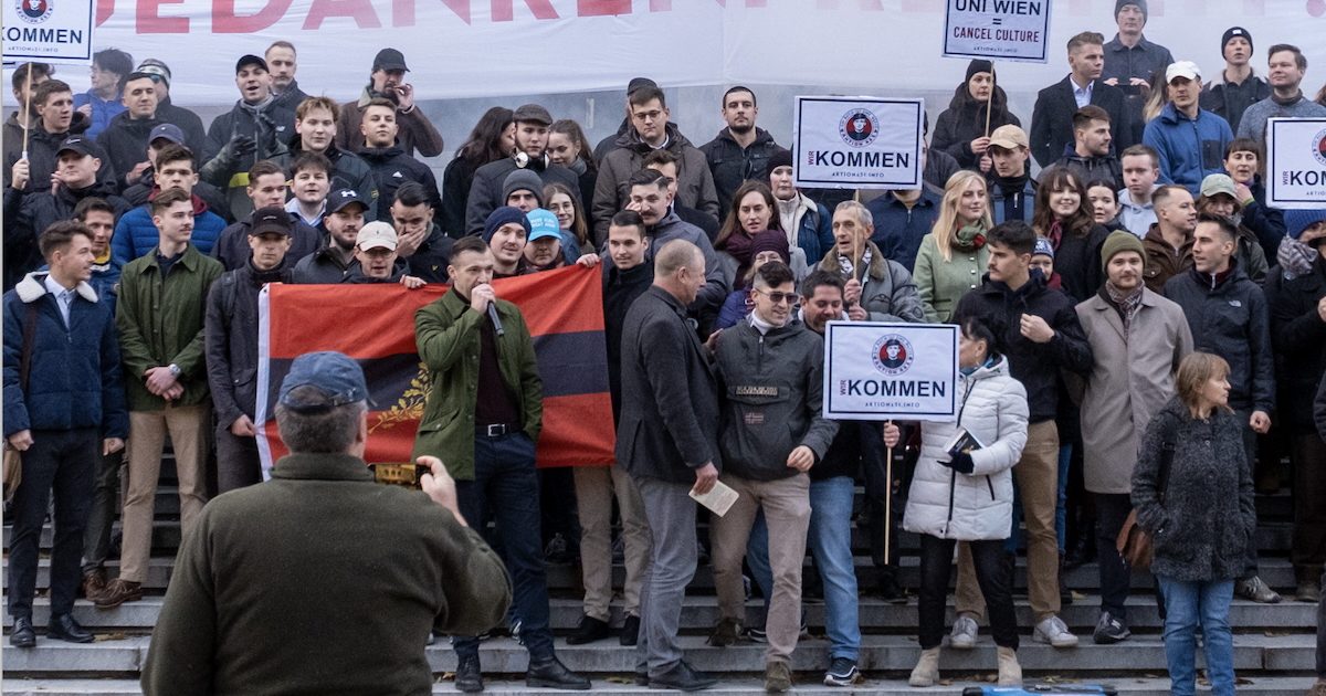 Erster öffentlicher Auftritt der "Aktion 451" an der Unirampe mit Götz Kubitschek – mit dabei u.a.: Moritz Greiner, Silvio Hemmelmayr, Andreas Hinteregger, Gerwin Kowarik, Matthias Ohm, Gernot Schmidt, Martin Sellner, Jan Staudigl (Foto: Samuel Winter, 17.11.23)