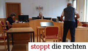 Der Angeklagte vor Prozessbeginn beim Auspacken seiner Unterlagen (© SdR)