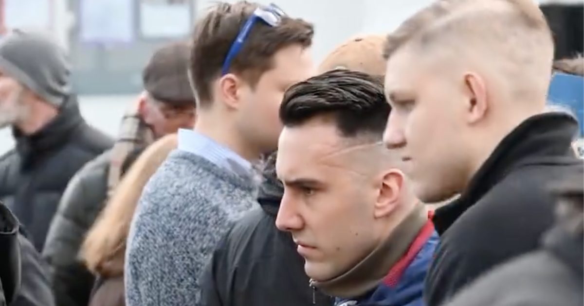 FPÖ-Kundgebung am Wiener Keplerplatz im März 2024: rechts vorne Yannick Wagemann, neben ihm Gernot Schmidt, dahinter (mit Brille) Moritz Greiner (FPÖ-Jugend) (Screenshot Video Presseservice)