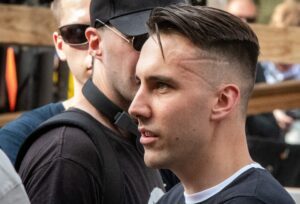 Der Olympia-Burschenschafter, IB-Demoorganisator und spätere parlamentarische Mitarbeiter Gernot Schmidt bei der identitären Sommerdemo 2023 (Foto: Thomas Witzgall, 29.7.23)
