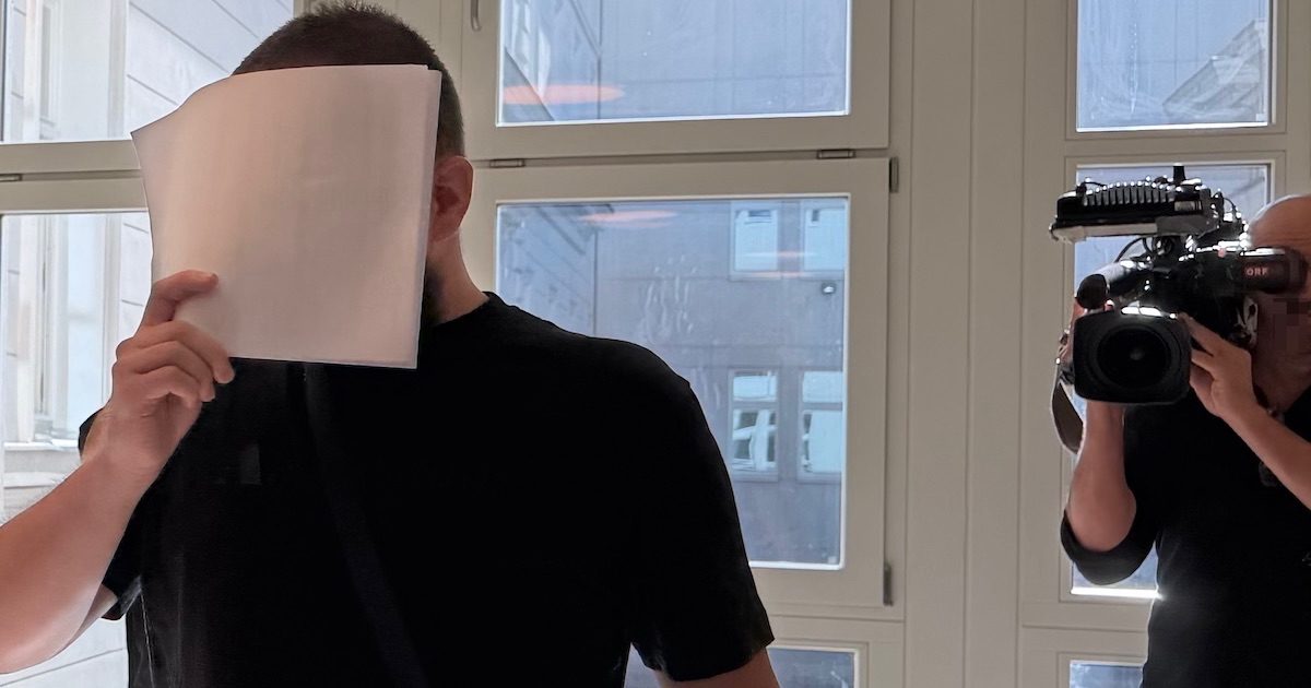 Unsterblich-Hooligan Michael R. auf dem Gang in den Verhandlungssaal (© SdR)