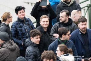 Sebastian Schwaighofer (Mitte), Andreas Hinteregger (rechts von Schwaighofer), Paul Dürnberger (ganz rechts) beim Identitärenaufmarsch vor der Türkis Rosa Lila Villa (Foto: Presseservice Wien, 16.4.23)