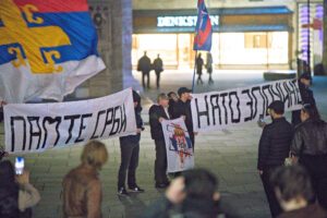 Rechtsextreme der Brigada Beč bei der Kundgebung zum Jahrestag der Bombardierung Serbiens durch die NATO 1999. Am Transparent: „Nam je reč“ (de: Das Wort gehört uns) und „NATO zločinci“ (de: NATO-Verbrecher). Quelle: (presse-service.net, 24.3.26)